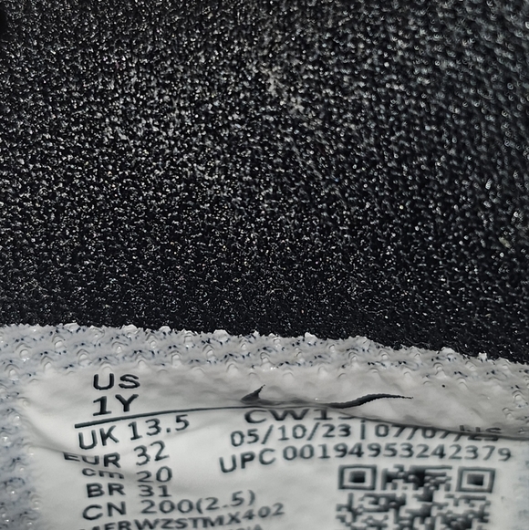 Nike Kids Black and White Sneakers - Picture 7 of 7